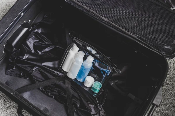 Verpakking voor een vlucht, transparante tas met kleine lotions voor liq — Stockfoto