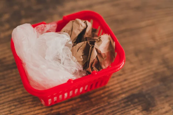 Cesta de la compra de comestibles con bolsas de plástico y papel lado — Foto de Stock