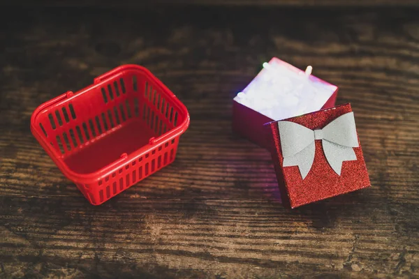 Scatola regalo di Natale con luci scintillanti fata all'interno accanto a s — Foto Stock