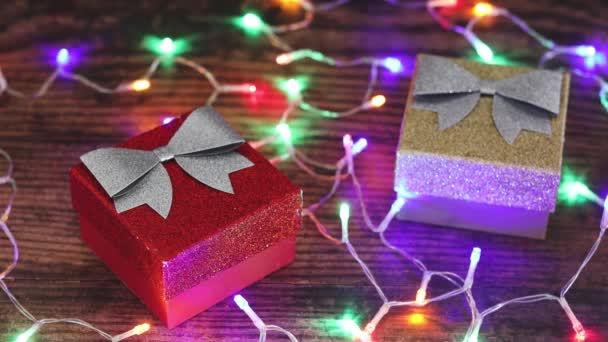 Apertura Mano Caja Regalo Navidad Rodeado Luces Hadas — Vídeo de stock