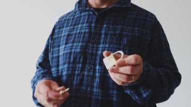 Çevrimiçi güvenlik ve gizlilik görevlisi üzerinde güvenlik etiketi olan kilidi tutuyor ve uygun anahtarla açıyor.