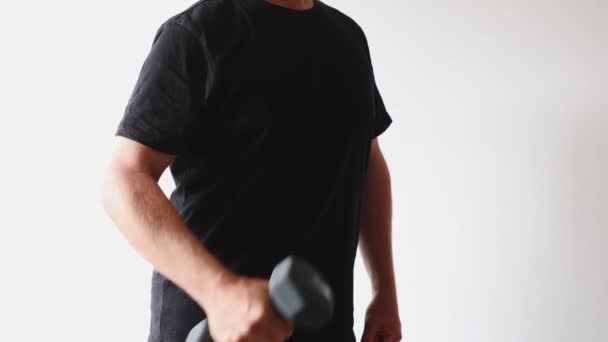 koncepce budování svalů mladý fit muž provádění fitness cvičení s činkou trénovat paže a hrudník