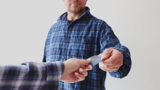Μοιράζονται Έξοδα Άντρας Και Γυναίκα Κρατώντας Την Κάρτα Πληρωμής Μαζί — Αρχείο Βίντεο