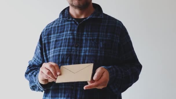 受信者に向かって段ボールで作られた電子メールの封筒の記号を与える電子メールと通信の男 — ストック動画