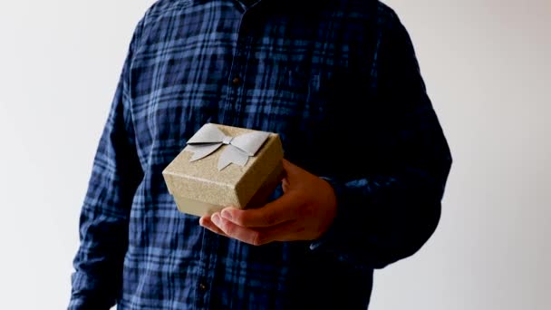 Geschenke Oder Überraschungen Mann Öffnet Goldene Geschenkbox Mit Leuchtenden Lichtern — Stockvideo