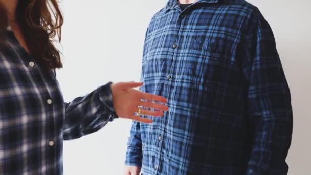 Mann Und Frau Passenden Blauen Flanellhemden Beim Händeschütteln — Stockvideo