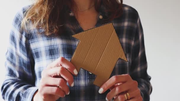 Jóvenes Que Compran Alquilan Propiedades Mujer Holdung Columpio Icono Casa — Vídeos de Stock