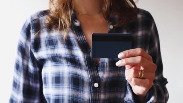 Mulher Orçamento Compras Segurando Calculadora Cartão Pagamento Suas Mãos — Vídeo de Stock