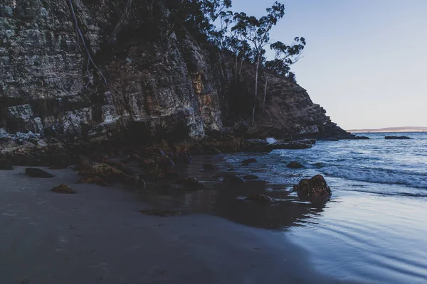 Vista paisagem da praia da Tasmânia em Hobart tiro ao entardecer com macio — Fotografia de Stock