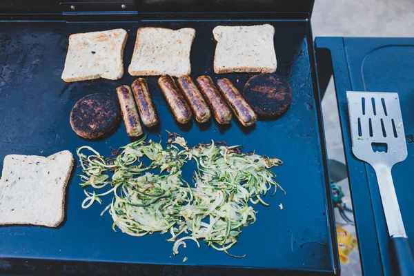 Barbecue met veganistische worstjes op sojabasis en hamburgergrillen volgende — Stockfoto