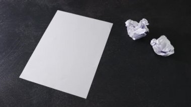kreatif blok kavramı el diğer buruşmuş kağıt toplar grubunun yanında kağıt bir çarşaf büküyor