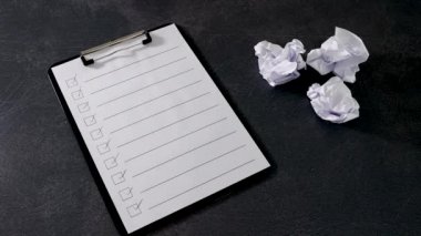 Üretkenlik kavramı eksikliği. El, kalemleri X konumuna yerleştirip sıkıştırılmış kağıt topları grubunun yanına koyuyor.