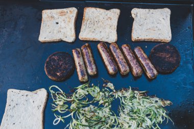 Sırada soya bazlı vejetaryen sosisi ve ızgara burger var. 