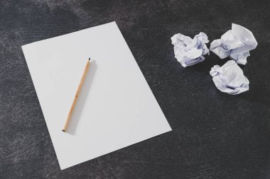 scr grubunun yanında yaratıcı bloğun, kağıdın ve kalemin üstesinden gelinir