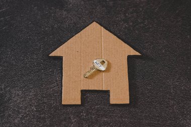 Emlak piyasası konsepti, küçük karton ev ikonu masa başı 