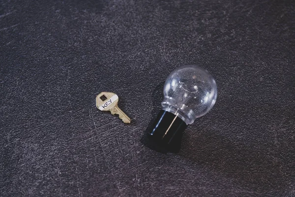Keys to success concept, keys with label next to lightbulb on de — Stock Photo, Image