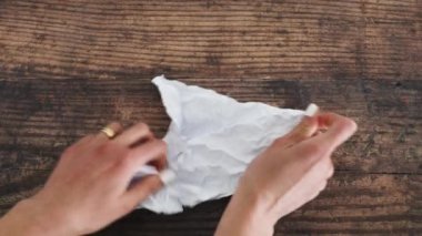 Yaratıcılık kavramının eksikliği masanın üstünde kağıt çarşaf kıvırıyor.
