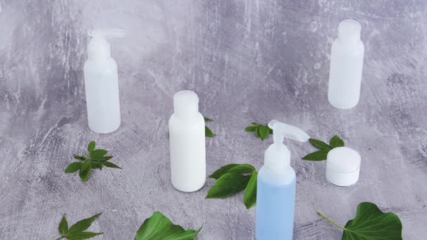 Concepto Productos Belleza Natural Grupo Botellas Loción Rodeadas Hojas Verdes — Vídeo de stock