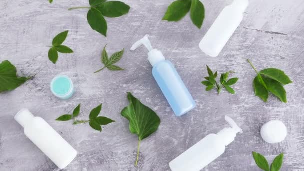 Natuurlijke Schoonheidsproducten Concept Groep Lotion Flessen Omgeven Door Groene Bladeren — Stockvideo