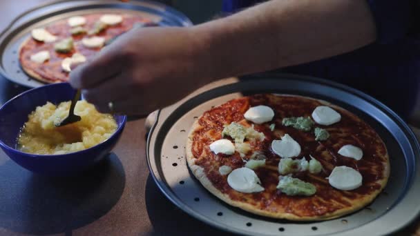 Giovane Uomo Che Pizza Vegetariana Fatta Casa Aggiungendo Guarnizione Ananas — Video Stock