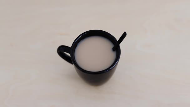 Sıcak Içecekler Çırpması Çay Siyah Bardakta Süt Ahşap Masa Yukarıdan — Stok video