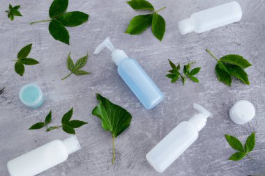 Doğal güzellik ürünleri, bir grup losyon şişesi.