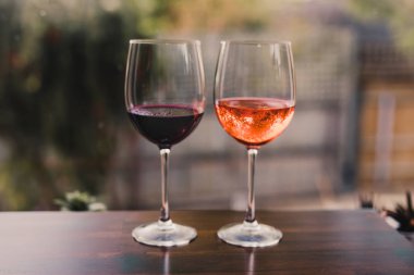 Bu anı kutluyoruz, turuncu kokteyl ile bir kaç kadeh.