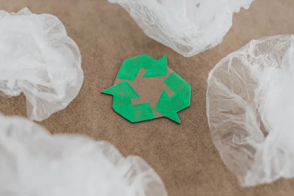 Concetto di inquinamento di plastica, gruppo di sacchetti di plastica con recy verde — Foto Stock