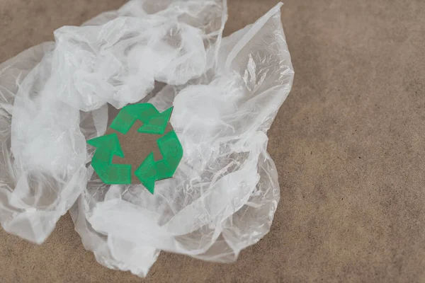 プラスチック汚染の概念緑の秘密を持つビニール袋のグループ — ストック写真