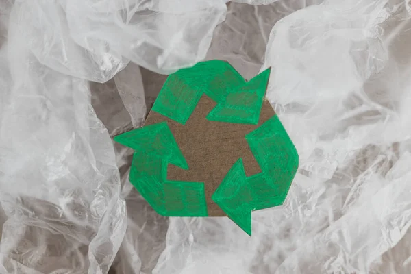 Концепція пластикового забруднення, група поліетиленових пакетів з зеленим коктейлем — стокове фото