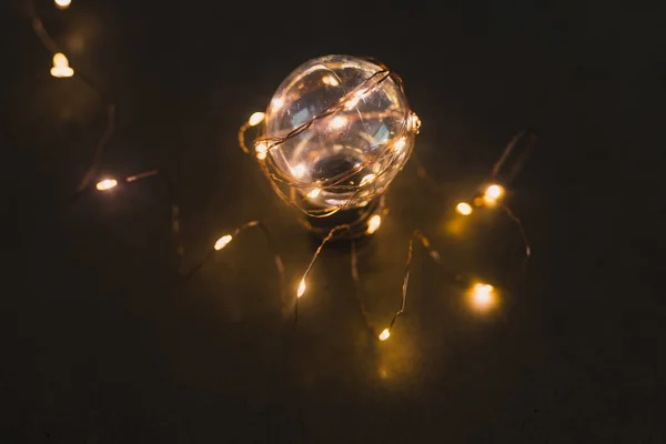 Lysande kreativitet, glödlampa med sträng ljus runt det shi — Stockfoto