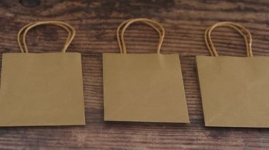 Pazarlama teknikleri, satış stratejisi metniyle fiyat etiketini grup halinde bir alışveriş çantasının üzerine yerleştirme