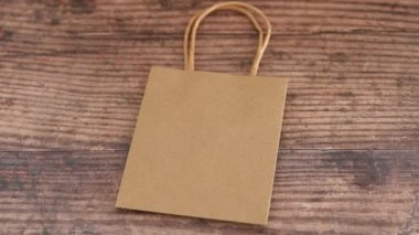 Mevsimlik eğilimler, alışveriş torbalarının tepesine Yeni Koleksiyon metni konan fiyat etiketi yerleştirme