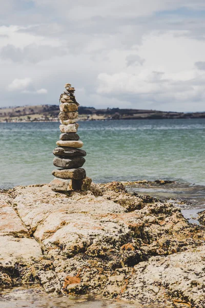 Pietricele și pietre în stack de inspirație zen relaxant pe plaja i — Fotografie, imagine de stoc