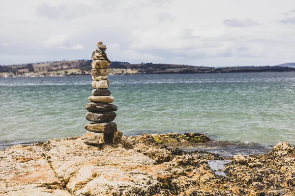 Kerikil dan batu dalam santai zen inspirasi tumpukan di pantai i — Stok Foto