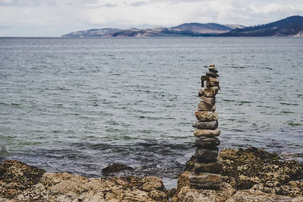 Kerikil dan batu dalam santai zen inspirasi tumpukan di pantai i — Stok Foto