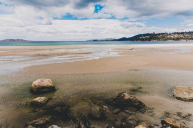 Tazmanya 'daki el değmemiş Avustralya kıyıları ve plaj manzarası