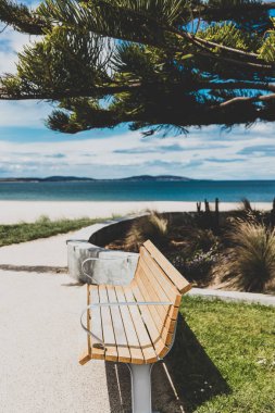 Önünde bank olan Avustralya plaj manzarası 