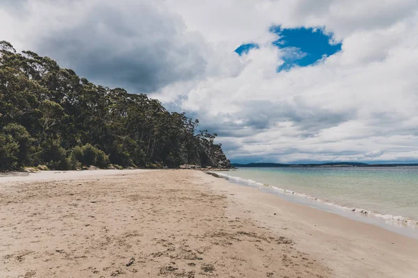 Costa australiana e paisagem de praia na Tasmânia — Fotografia de Stock