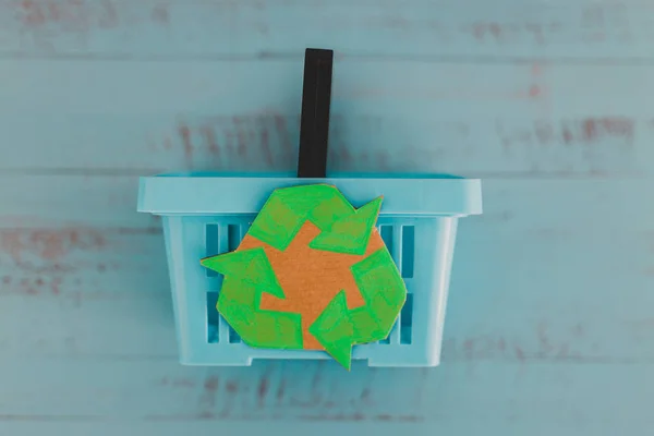Koszyk z symbolem recyklingu na nim metafora eko-przyjaciela — Zdjęcie stockowe