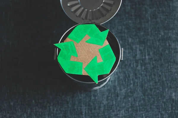 Mülleimer mit Recycling-Symbol als Metapher für umweltfreundliche Gewohnheiten — Stockfoto