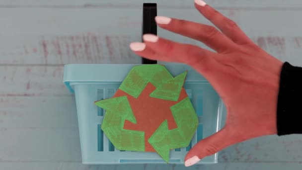 Hand Platziert Recycling Symbol Auf Blauem Warenkorb Metapher Für Umweltfreundliche — Stockvideo