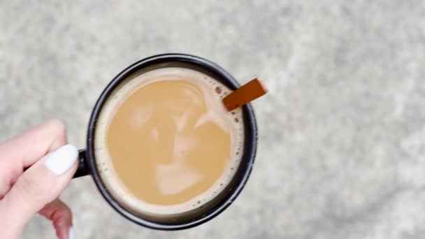 Mão Mulher Segurando Xícara Café Com Latte — Vídeo de Stock