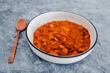 sağlıklı bitkisel yemek tarifleri konsepti, vejetaryen meyvesi ve baharatlı domates soslu fasulye güveci.