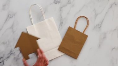 Çevrimiçi alışveriş kavramı, ev simgesinin elle yerleştirildiği alışveriş poşetleri ve üzerinde Ev ve Destek Küçük İşletmeleri metinleri bulunan Dükkan etiketleri