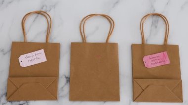 Covid-19 virüsü salgınının yol açtığı küresel tecrit sonrasında şirketlere yardım etmek, Home and Support Small Business 'tan Shop ile alışveriş torbaları