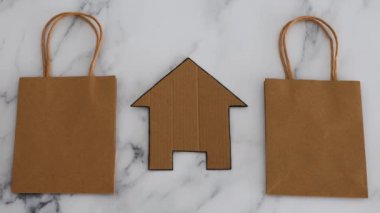 Covid-19 virüsü salgını, alışveriş poşetleri ve ev ikonu ile Ev ve Destek Küçük İşletmeleri 'nden el ile yerleştirilen mesajların yol açtığı küresel tecrit sonrasında şirketlere yardım etmek