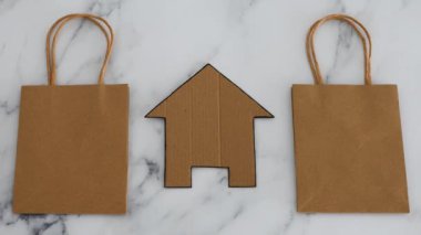 Covid-19 virüsü salgını, alışveriş poşetleri ve ev ikonu salgınından sonra küçük işletmelere el desteği mesajıyla şirketlere yardım