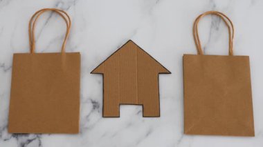 Covid-19 virüsü salgını, alışveriş poşetleri ve ev ikonu salgınından kaynaklanan küresel tecrit sonrasında dükkanlara el ile yerleştirme ile yardım