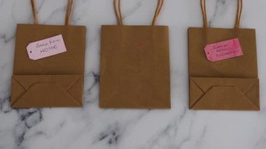 Covid-19 virüsü salgınının yol açtığı küresel tecrit sonrasında şirketlere yardım etmek, Home and Support 'tan Shop ile alışveriş torbaları Küçük işletmelerin mesajları ve kamera eğimleri